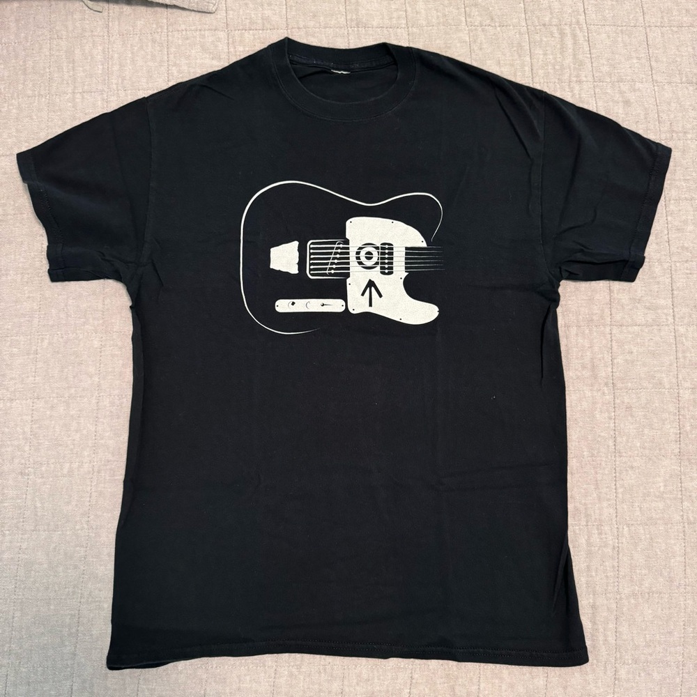 USED. Non-official Pearl Jam t-shirt inspired on Eddie Vedder’s guitar.
